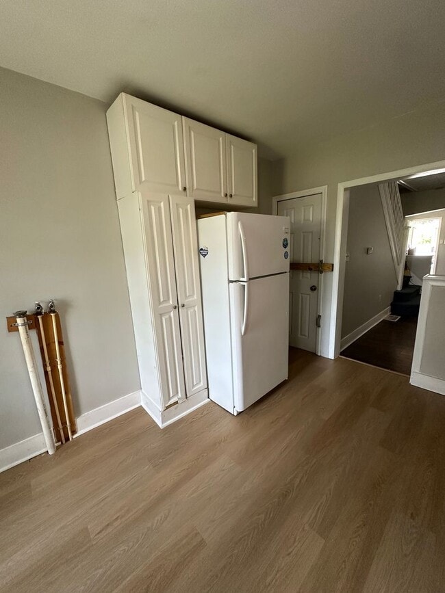 Building Photo - 3 Bedroom 1 bath