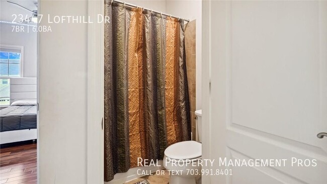 Building Photo - Beautifully Maintained 7 Bedroom 6 Bath Ho...