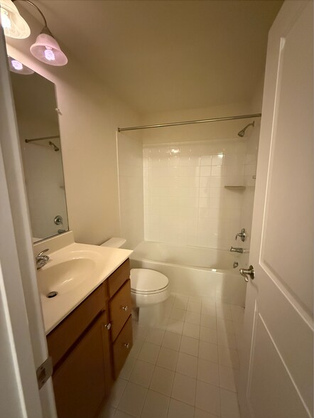Full bathroom - 2719 Pinebrook Rd