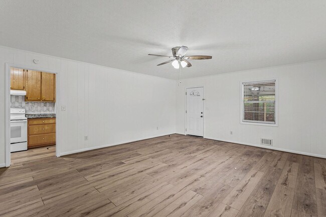 Building Photo - 6096 Hillpine Dr