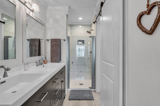 Building Photo - 6450 Bayside N Dr