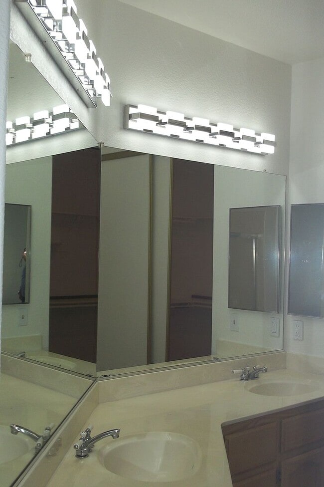 Building Photo - Solar electric home in the Laguna area of Elk Grove