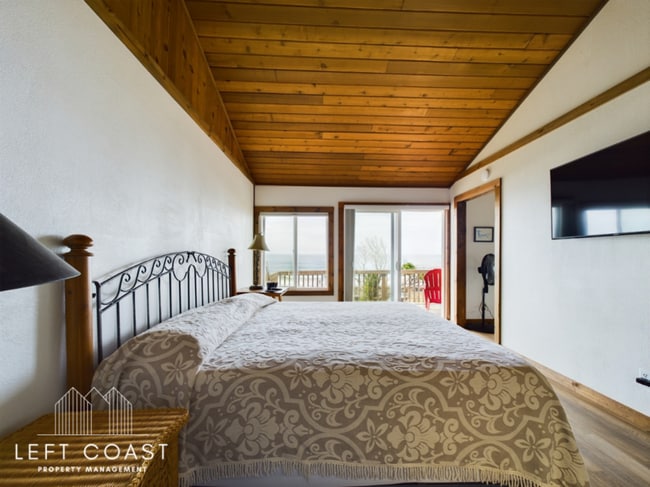 Building Photo - 1033 NW Inlet Ave