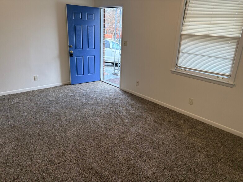 Building Photo - 3225 Panorama Dr
