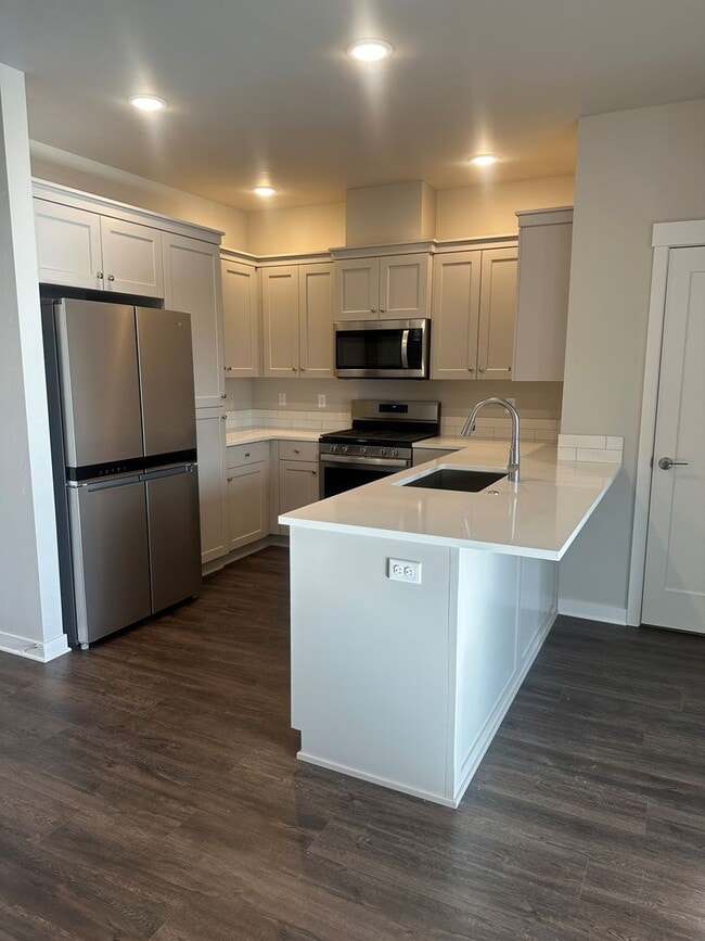 Building Photo - Spacious 3BR/2.5BA Townhome w/ Community Park & Trails – Bend, OR - PENDING APPLICATION