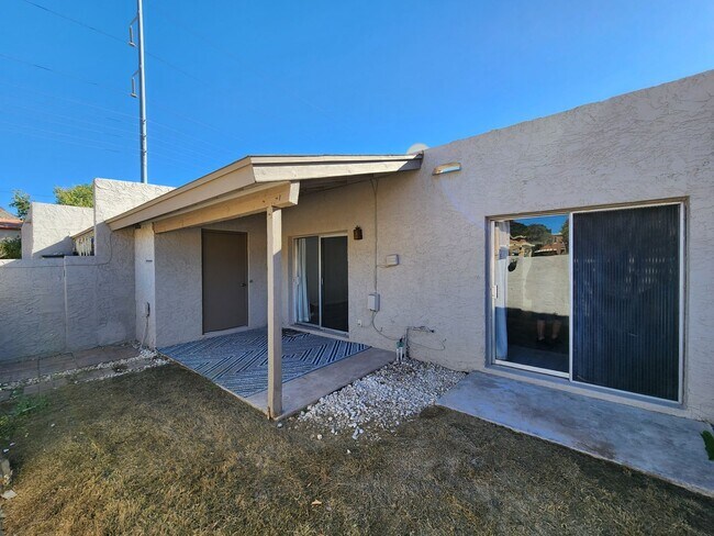 Building Photo - Gorgeous 2 bedroom 2 bath in TAPATIO COVE