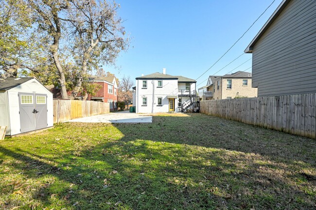 Building Photo - N Gatewood Ave Duplex