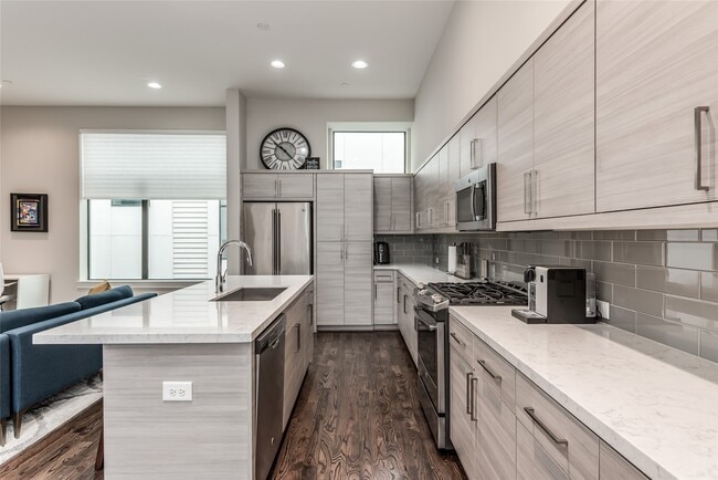 Building Photo - 1004 California St