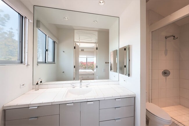 Building Photo - 10272 Overhill Dr