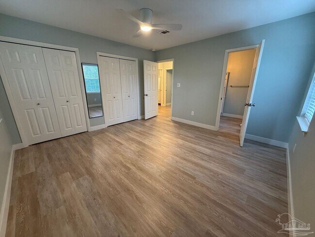 Building Photo - 420 Dolphin St