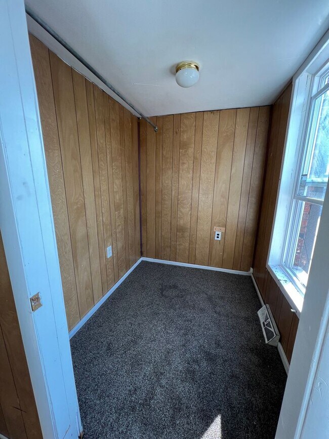 Building Photo - 2 Bedroom with a Bonus Room and Large Yard