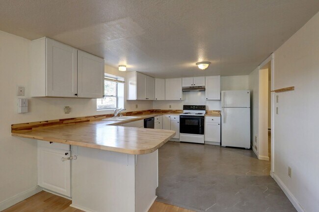 Building Photo - 529 Maple St
