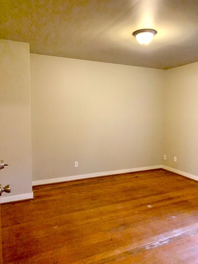 Building Photo - UW Duplex