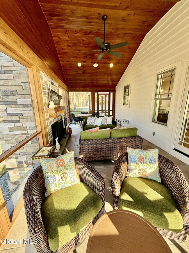 Building Photo - 16 Newton St