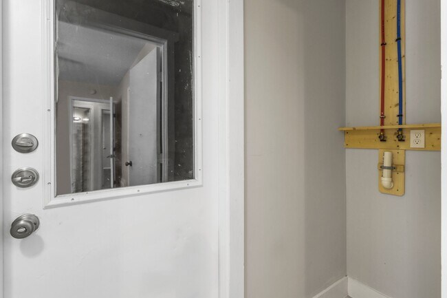 Building Photo - QUAINT AND COZY  3 Bedroom, 2 bathroom Hou...