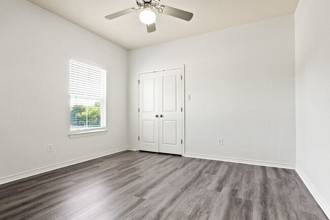 Building Photo - * MOVE IN SUMMER 07/03/2027 * 6 Bed 4 Bath...