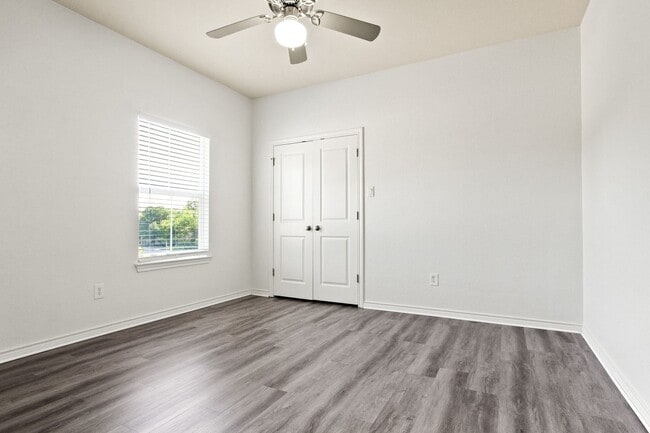 Building Photo - * MOVE IN SUMMER 6/23/2027 * 6 Bed 4 Bath ...