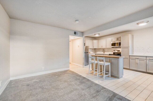 Building Photo - Upgraded 1 Bedroom Condo Near Freeway with Community Pool