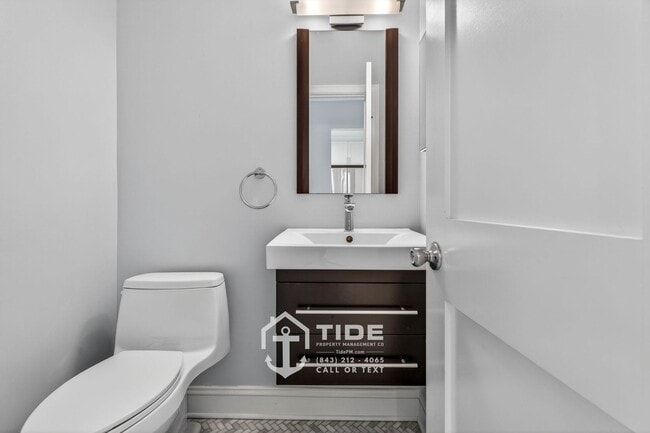 Building Photo - Quiet Coastal Living