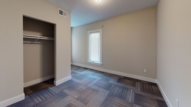 Building Photo - Duplex Near UMN