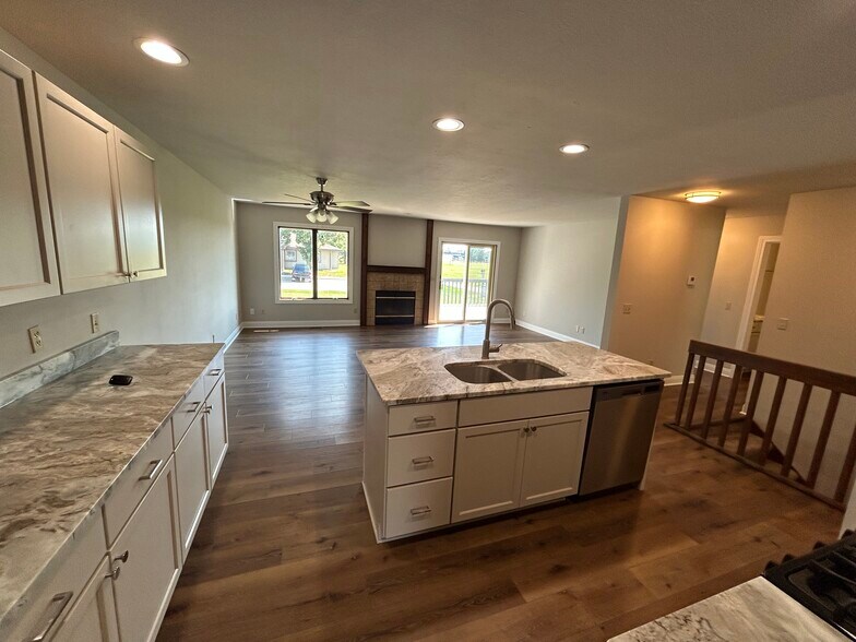 Kitchen 1 - 405 Turtle Creek Dr