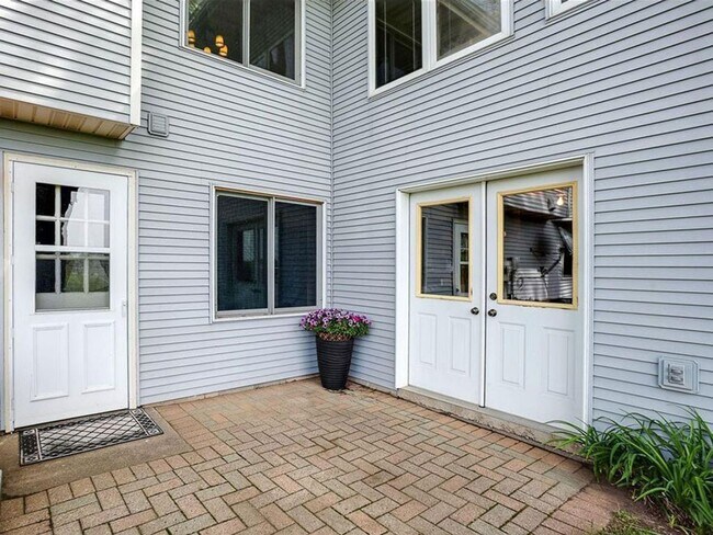 Building Photo - Spacious 4+ Bedroom with Vaulted Family Room, Fireplace, Panoramic Views, Bonus Room, Pets OK!