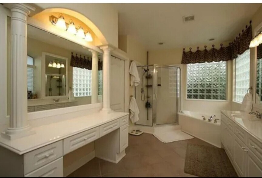 Building Photo - 5714 Sunset Oak