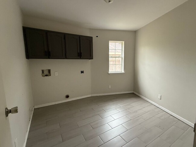 Building Photo - 421 Richmond Dr