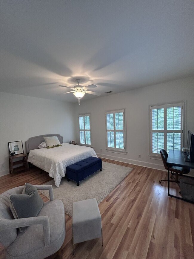 Building Photo - 212 Village Walk Ln