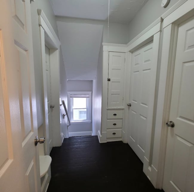 Building Photo - Single Family Home 4 Bedroom and 1 Bath Fo...