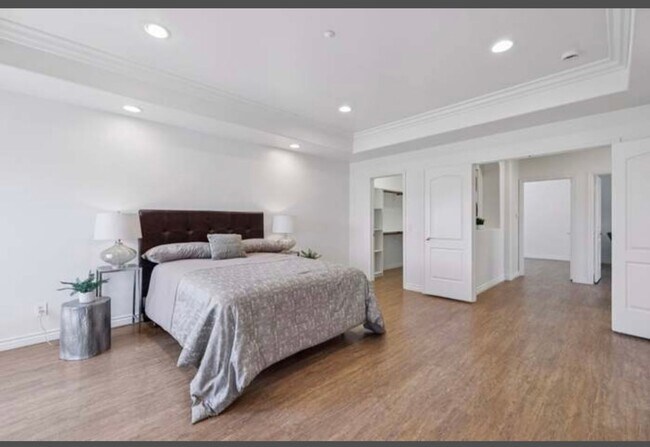 Building Photo - BEAUTIFUL 4 BED 3 BATH UNIT!!!!!