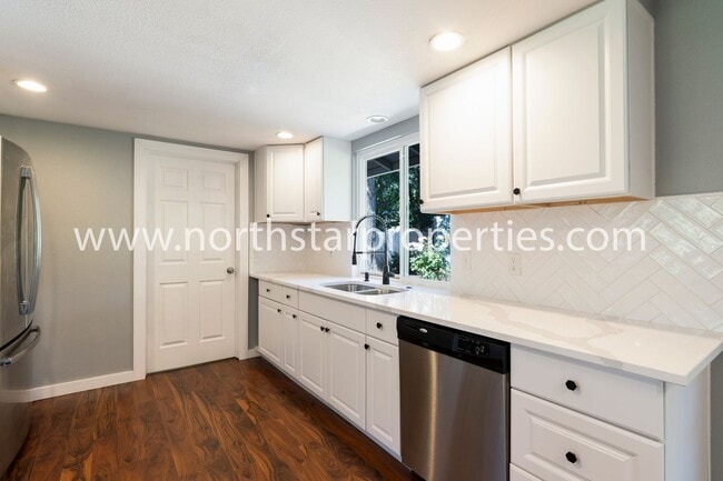 Building Photo - Garden Home Charmer