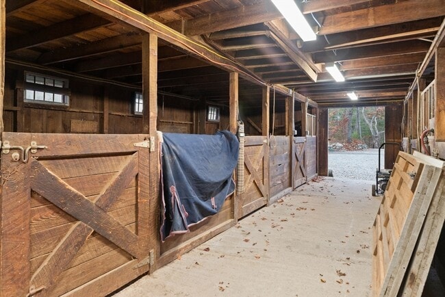 Building Photo - 123 Pond St