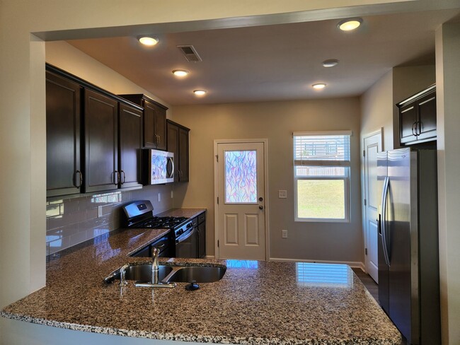 Building Photo - 4 Bedroom For rent