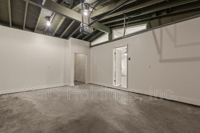Building Photo - 4541 E 32nd Pl