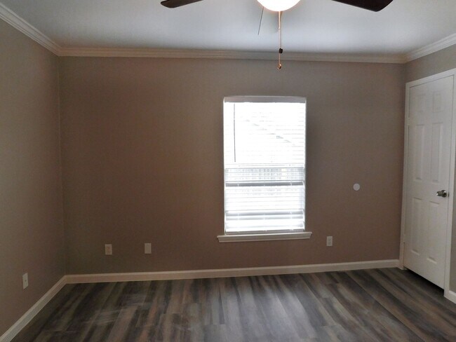 Building Photo - 155 Varsity Dr