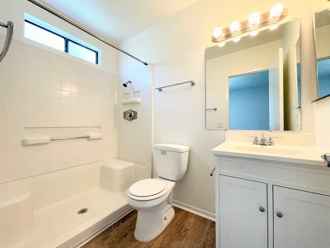 Building Photo - Updated Second Floor Single Level Unit!