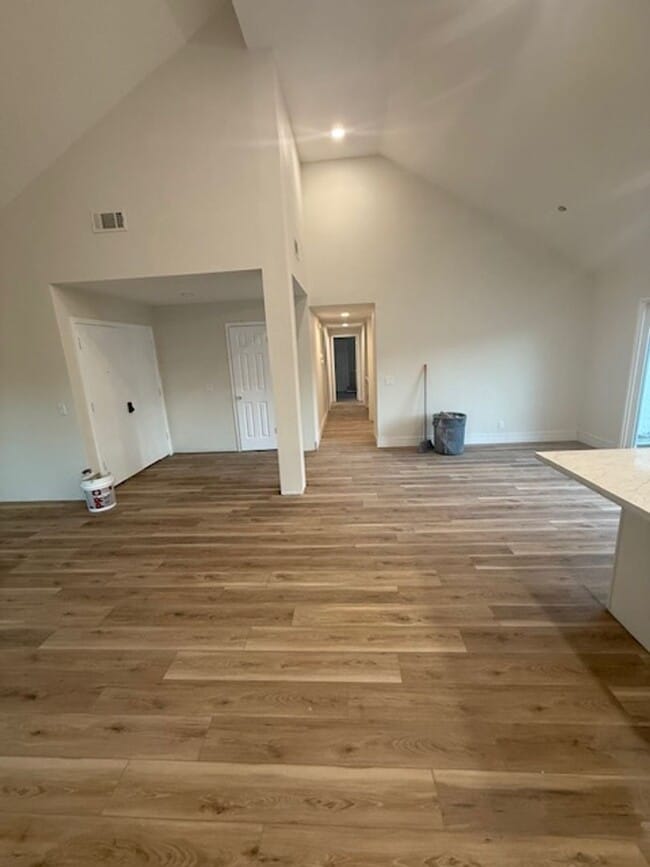 Building Photo - Fully Remodeled 3Bed/ 2Bath Home near Laguna Lake