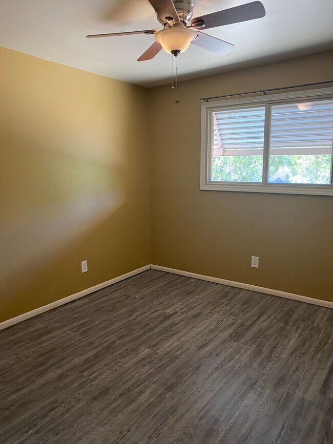 Building Photo - Eastside 3 bed 2 bath - Pool and Garage