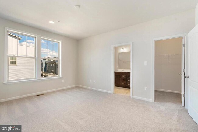 Building Photo - 5911 Garden Walk Dr