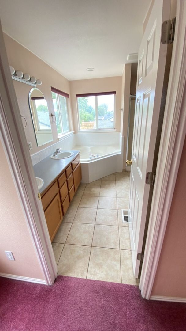 Building Photo - Spacious Home In A Quiet Subdivision