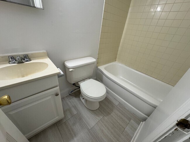 Building Photo - Greenwood 3 Bedroom 2 Bath