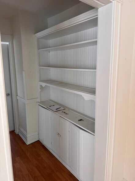 Vintage Built in - 1333 W Foster Ave