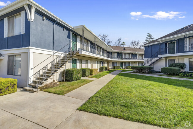 View of grounds - Stonebridge Apartments