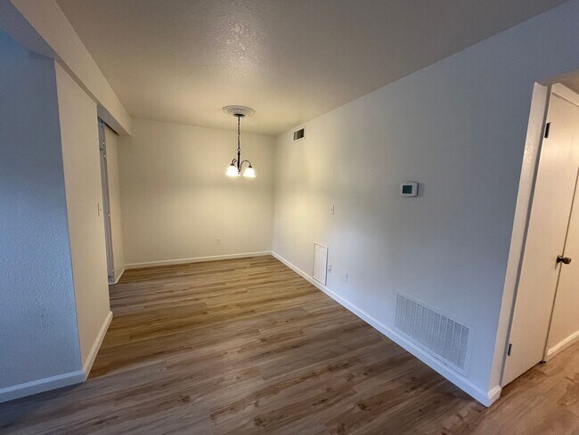 Building Photo - 2BR|2BA|994SF| - Ground Floor Condo, Nice ...