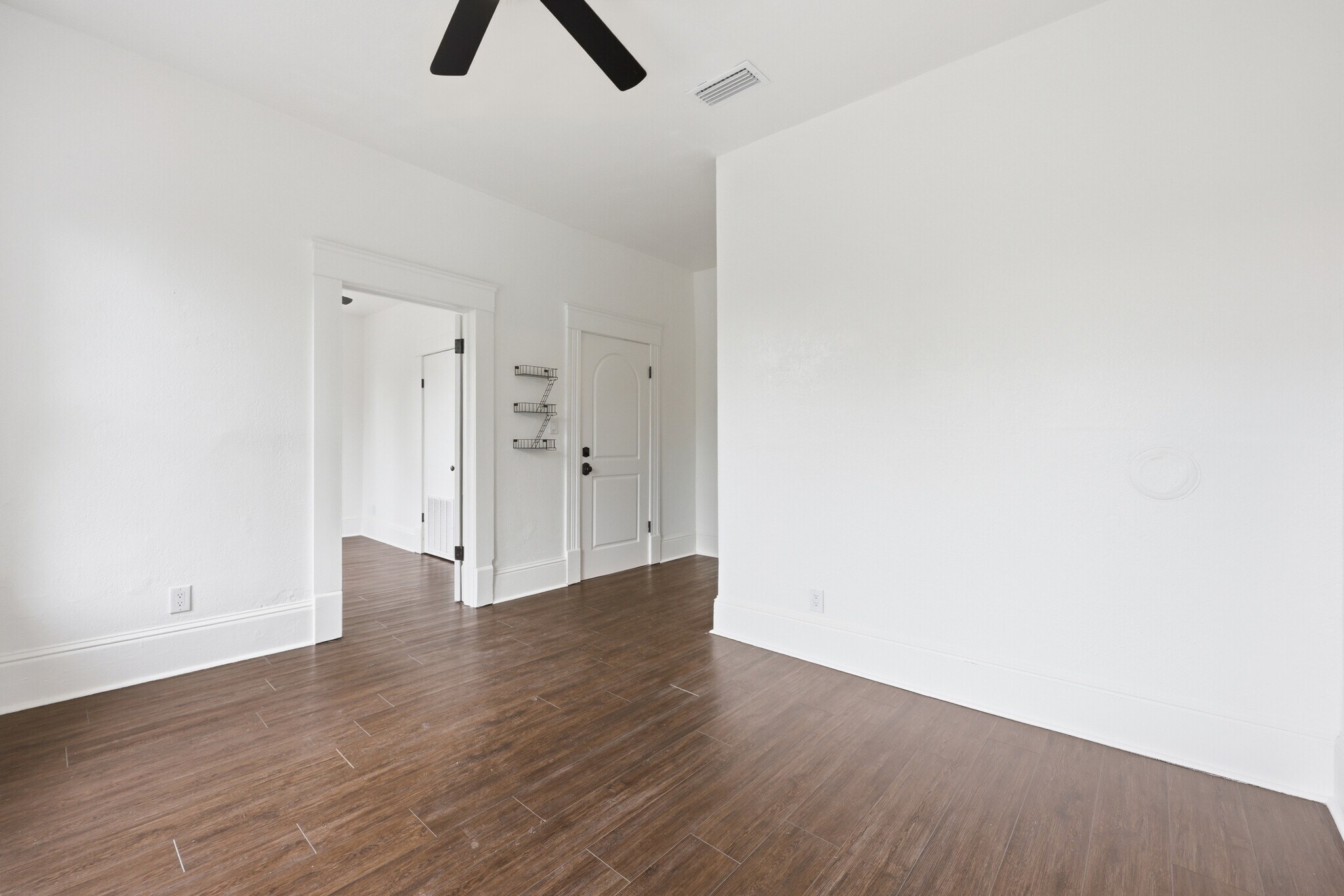 Living room - 2253 Herschel St