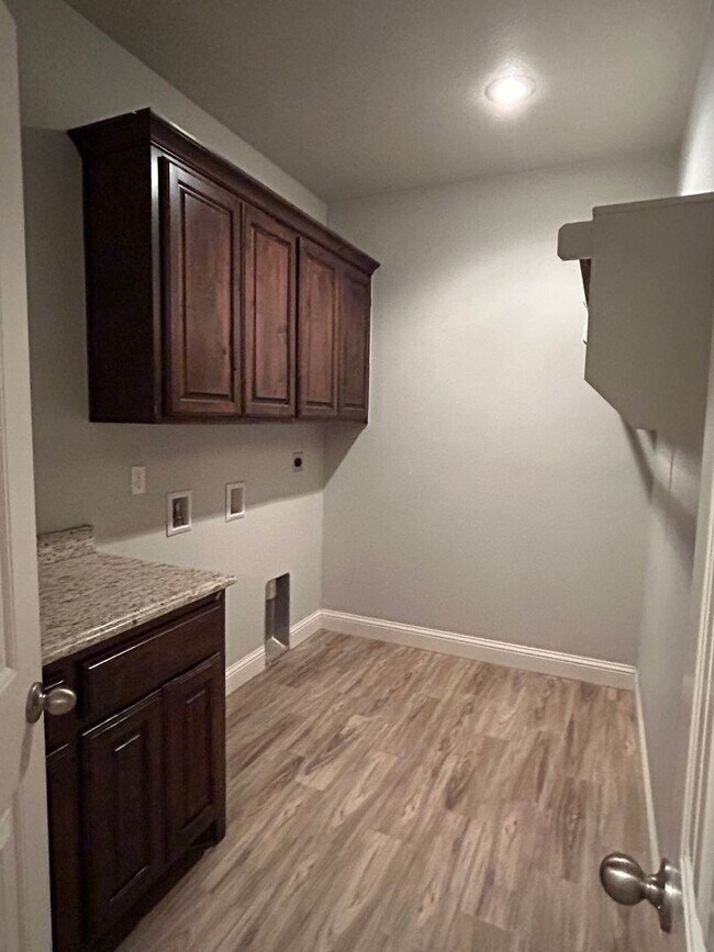 Building Photo - Beautiful Townhome