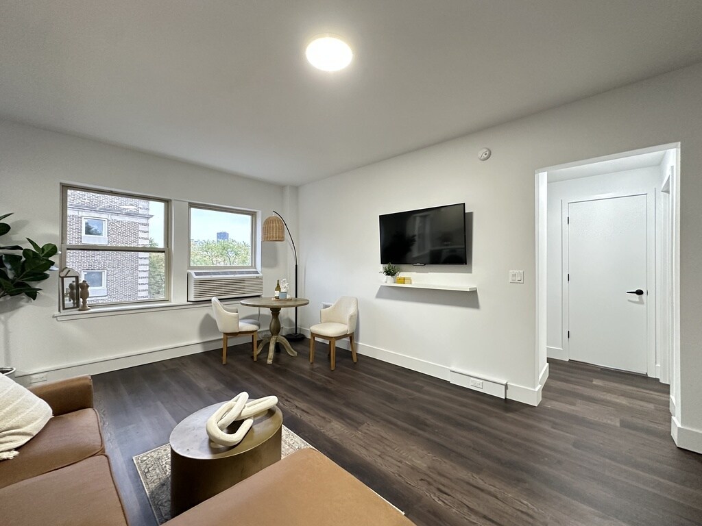 Building Photo - 1555 W Hollywood Ave