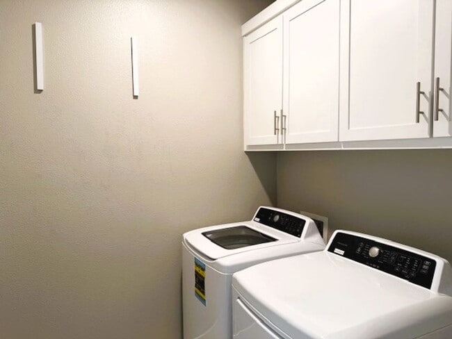 Building Photo - Modern Tri-Level Townhome in Prime Hayward...