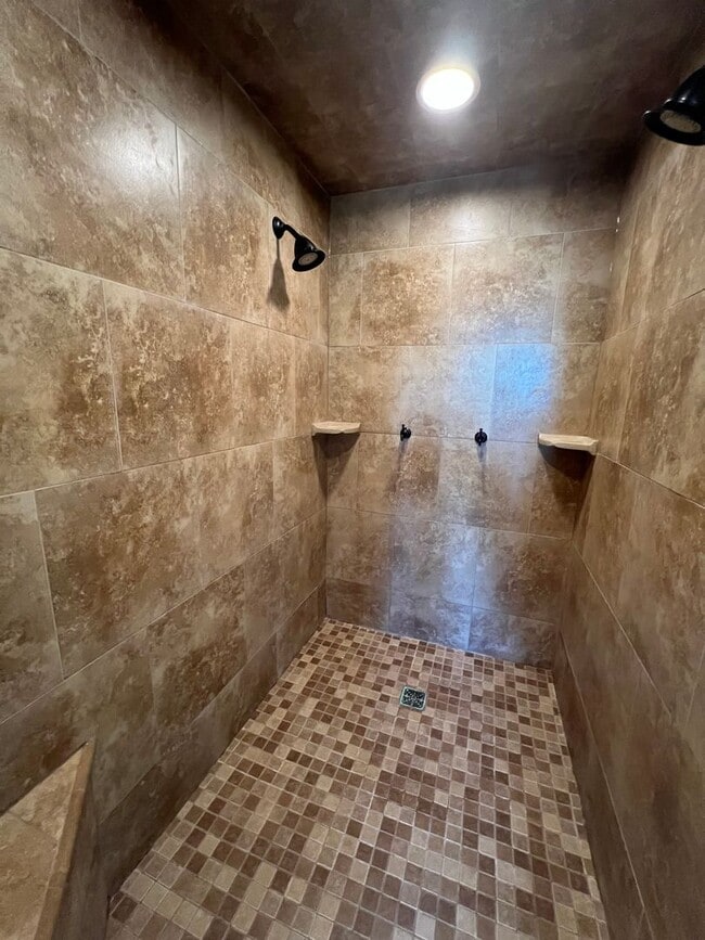 Building Photo - Luxurious 4-Bedroom Home in Fox Creek Subdivision!